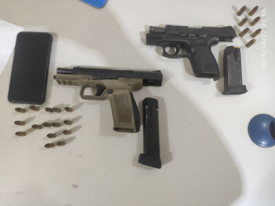 Imagem da notícia Após denúncia anônima, trio é preso em flagrante com pistolas durante negociação de armas em Coxim